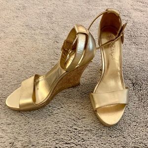 ✨Lilly Pulitzer Gold Metallic Wedges
